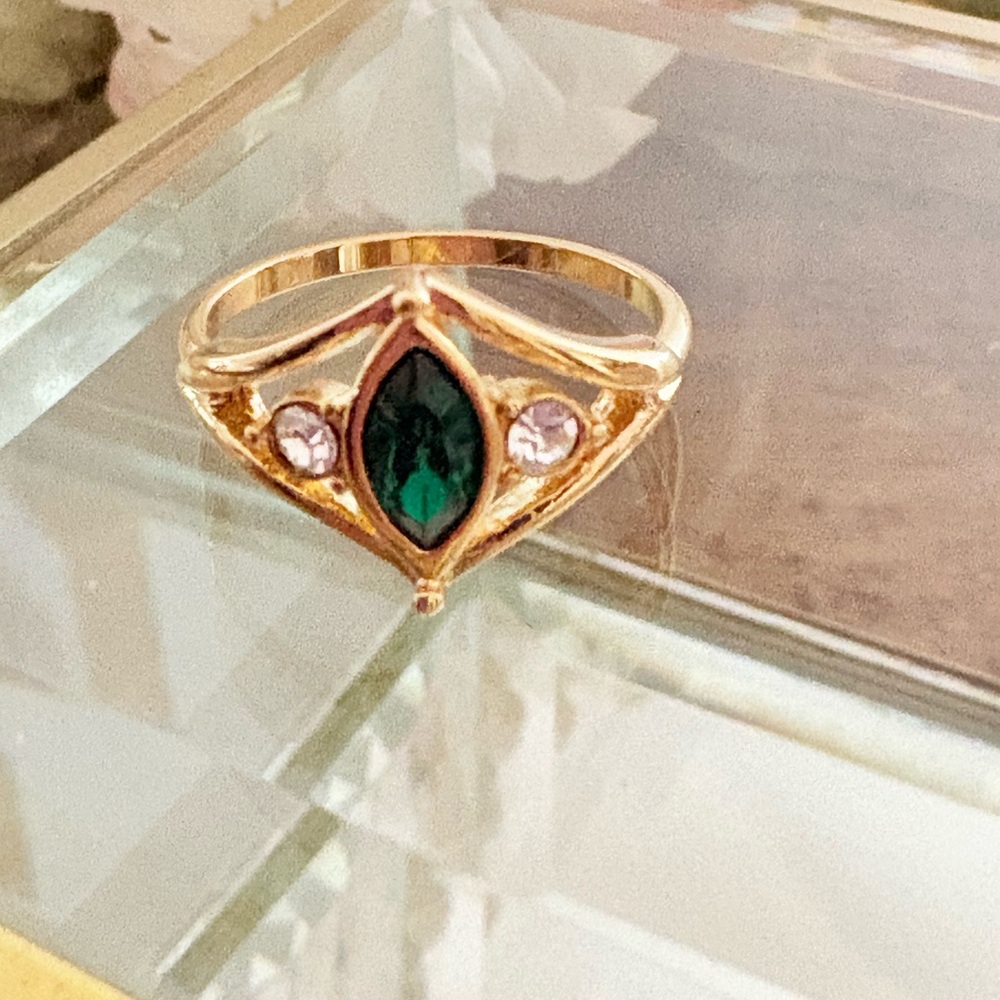VTG 1995 Avon Emaraldesque Ring Gold Plated Emerald Marquise Rhinestone Sz 8.5 - Picture 3 of 10